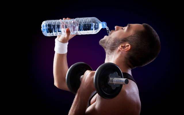 weight-lifter-drinking-water640x400