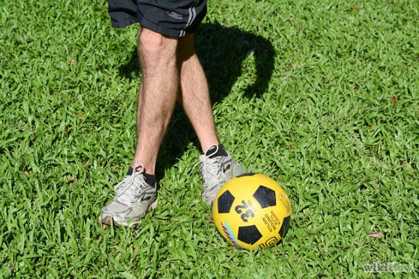 重心腳和足球要保持一定距離，否則不則射出有力度有角度的射門。