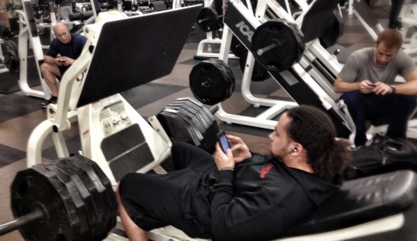 cellphones-at-the-gym