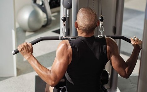 in-club_male-on-experience-strength-s-line-lat-pulldown